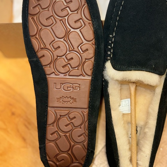 Hello, it is a men's shoe, size 11, new, never used, from the ugg brand. - Picture 6 of 11